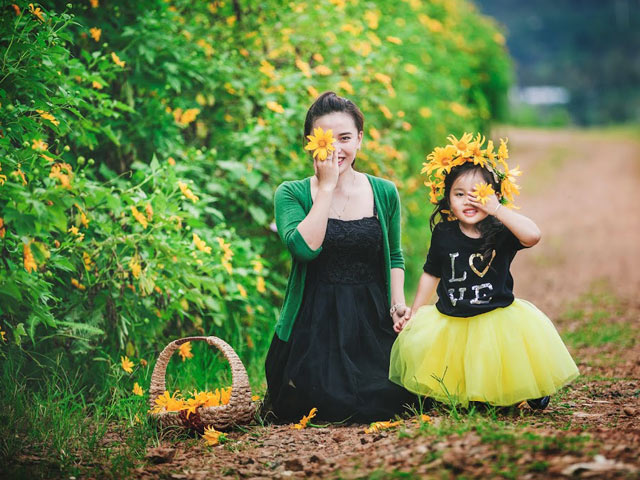 Đẹp ngẩn ngơ ảnh mẹ và con gái trên đồi dã quỳ vàng rực