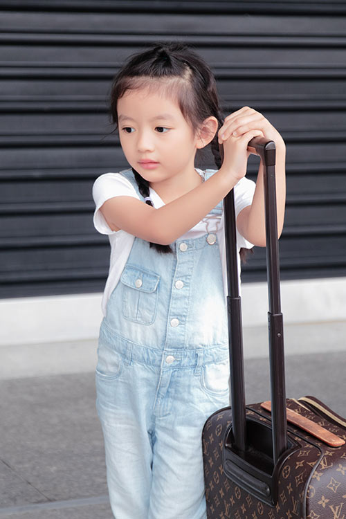 HH Ngọc Diễm và con gái tình cảm ở sân bay - 4