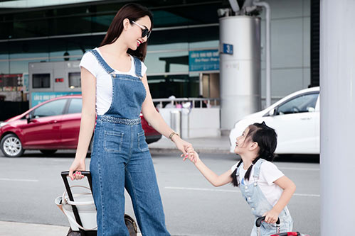 HH Ngọc Diễm và con gái tình cảm ở sân bay - 5
