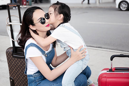 HH Ngọc Diễm và con gái tình cảm ở sân bay - 9