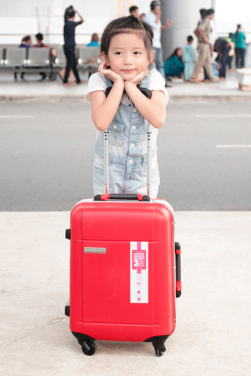 HH Ngọc Diễm và con gái tình cảm ở sân bay - 6