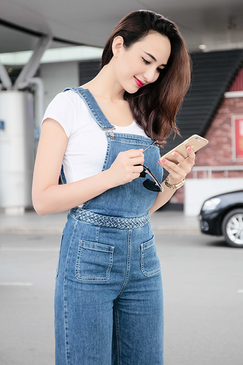 HH Ngọc Diễm và con gái tình cảm ở sân bay - 1