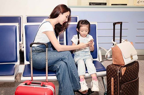 HH Ngọc Diễm và con gái tình cảm ở sân bay - 2