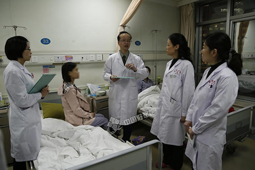 Kỳ diệu: Con gái mang thai nhờ tử cung của người mẹ già - 1