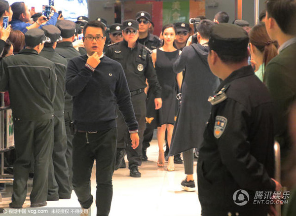 Dàn vệ sĩ quot;khủngquot; hộ tống Angelababy đi sự kiện - 3