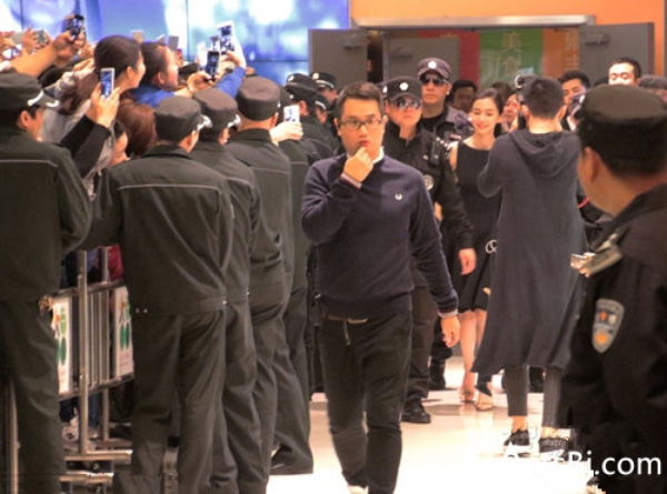 Dàn vệ sĩ quot;khủngquot; hộ tống Angelababy đi sự kiện - 4