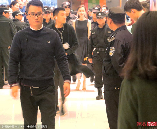 Dàn vệ sĩ quot;khủngquot; hộ tống Angelababy đi sự kiện - 5