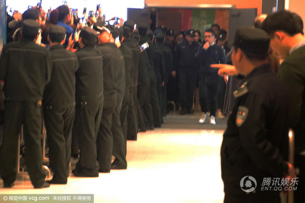 Dàn vệ sĩ quot;khủngquot; hộ tống Angelababy đi sự kiện - 6