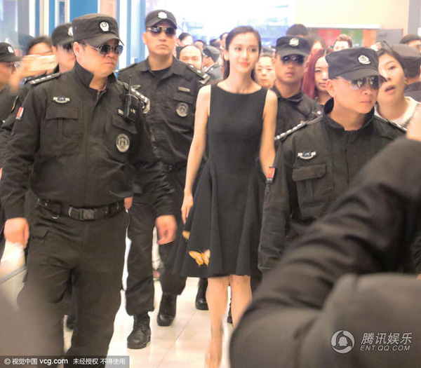 Dàn vệ sĩ quot;khủngquot; hộ tống Angelababy đi sự kiện - 1