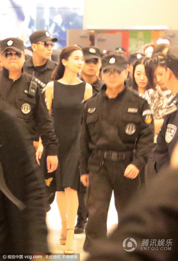 Dàn vệ sĩ quot;khủngquot; hộ tống Angelababy đi sự kiện - 2