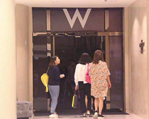 Dàn vệ sĩ quot;khủngquot; hộ tống Angelababy đi sự kiện - 11