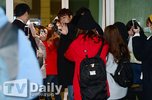 Lee Min Ho thẫn thờ tại sân bay lên đường sang Thái - 6