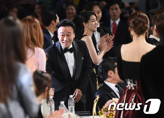 quot;Trai đẹp ngoài hành tinhquot; Kim Soo Hyun lại giành Daesang - 3