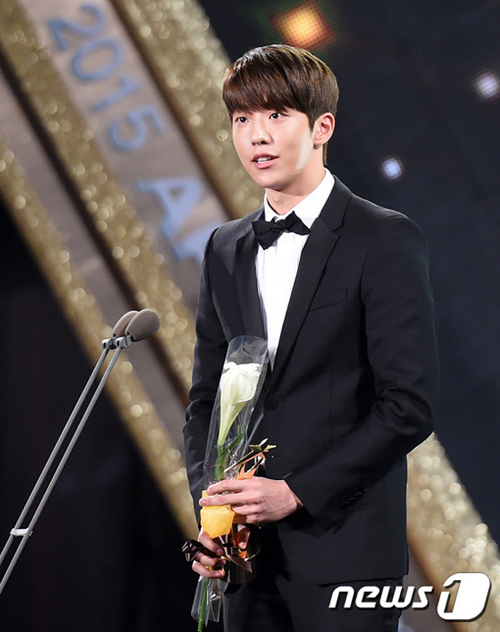 quot;Trai đẹp ngoài hành tinhquot; Kim Soo Hyun lại giành Daesang - 8
