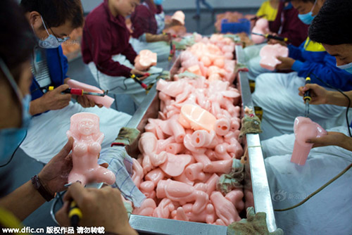 Cảnh kinh ngạc bên trong xưởng đồ chơi người lớn ở Trung Quốc - 1