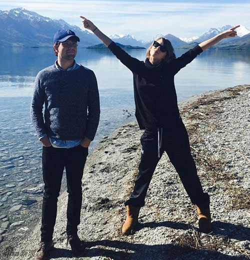 Chị em nhà Kim Kardashian chụp hình với mặt quot;thâm tímquot; - 12