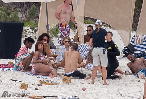 Chị em nhà Kim Kardashian chụp hình với mặt quot;thâm tímquot; - 9