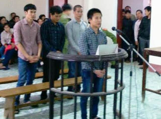 Gây chuyện trong đám cưới, đánh chết bạn vào can ngăn - 1