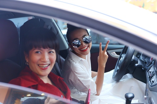 Thanh Hằng lái xe chở vợ Bình Minh đi dự sự kiện - 1