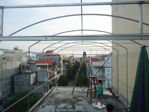 Trai Hải Phòng chi 4 triệu làm nhà lưới trồng rau sân thượng - 2