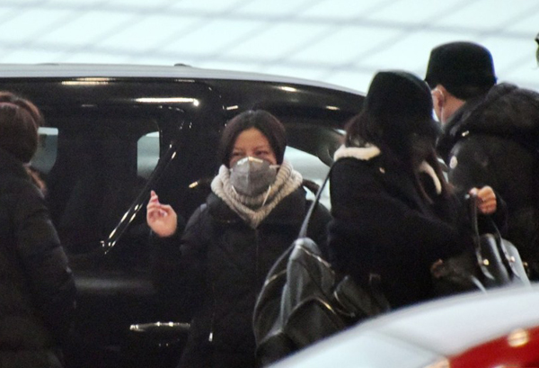 Triệu Vy lộ mặt sưng húp, mệt mỏi vì quá bận rộn - 1