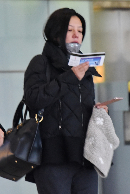 Triệu Vy lộ mặt sưng húp, mệt mỏi vì quá bận rộn - 3