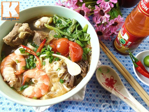 Thưởng thức bánh đa tôm thịt vào bữa sáng - 9
