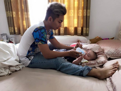 Những ông bố ‘bỉm sữa’ được mê nhất showbiz Việt - 4