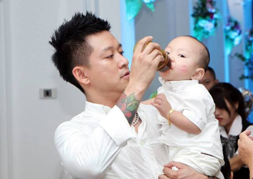 Những ông bố ‘bỉm sữa’ được mê nhất showbiz Việt - 7
