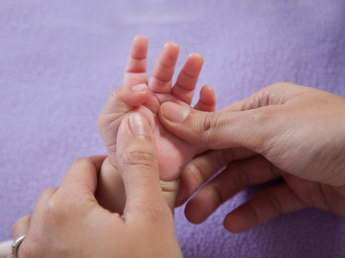 Chuẩn từng bước mát-xa toàn thân cho bé khỏe mạnh - 4