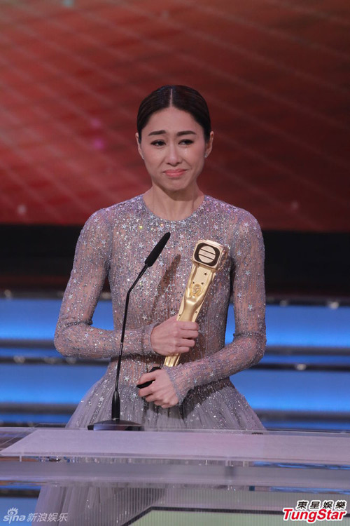 Chung Gia Hân diện đầm xuyên thấu tại lễ trao giải TVB - 2