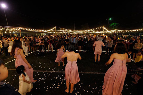 Đám cưới trên sân bóng đẹp ngất ngây của cô dâu 8x - 12