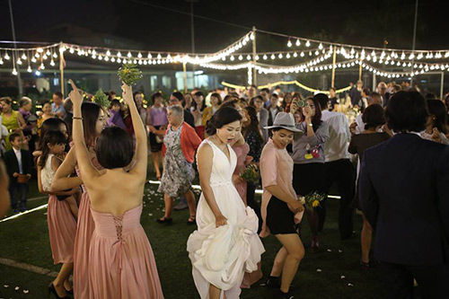 Đám cưới trên sân bóng đẹp ngất ngây của cô dâu 8x - 3