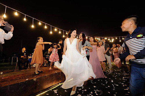 Đám cưới trên sân bóng đẹp ngất ngây của cô dâu 8x - 13