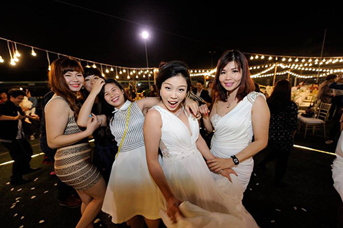 Đám cưới trên sân bóng đẹp ngất ngây của cô dâu 8x - 14