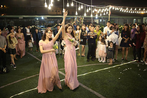 Đám cưới trên sân bóng đẹp ngất ngây của cô dâu 8x - 11