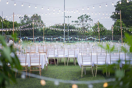Đám cưới trên sân bóng đẹp ngất ngây của cô dâu 8x - 1