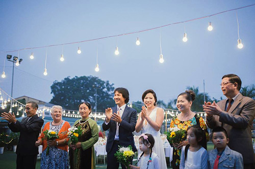 Đám cưới trên sân bóng đẹp ngất ngây của cô dâu 8x - 9