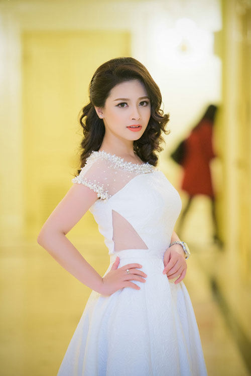 Dương Hoàng Yến tinh khôi trong đầm trắng của NTK Hà Duy - 9