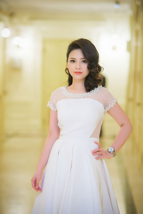 Dương Hoàng Yến tinh khôi trong đầm trắng của NTK Hà Duy - 10
