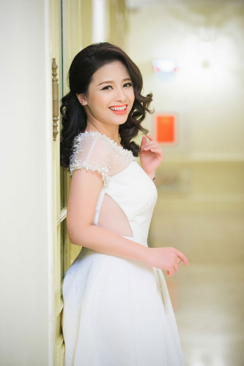 Dương Hoàng Yến tinh khôi trong đầm trắng của NTK Hà Duy - 1