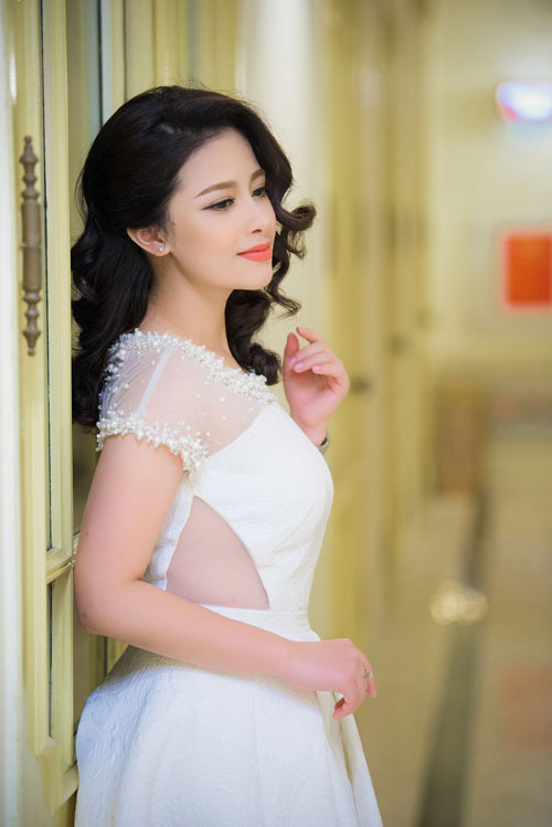 Dương Hoàng Yến tinh khôi trong đầm trắng của NTK Hà Duy - 2