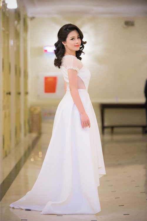 Dương Hoàng Yến tinh khôi trong đầm trắng của NTK Hà Duy - 11