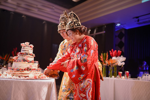 Cặp đôi mặc trang phục hoàng tộc trong lễ cưới - 20