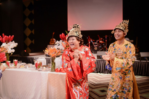 Cặp đôi mặc trang phục hoàng tộc trong lễ cưới - 19