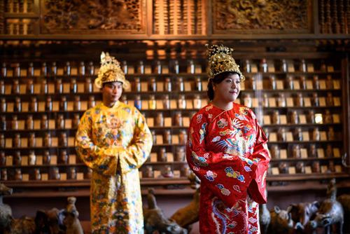 Cặp đôi mặc trang phục hoàng tộc trong lễ cưới - 1