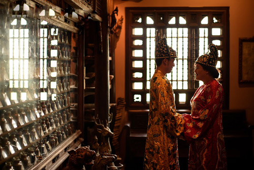 Cặp đôi mặc trang phục hoàng tộc trong lễ cưới - 3