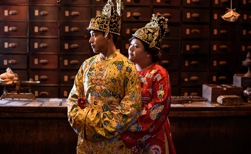 Cặp đôi mặc trang phục hoàng tộc trong lễ cưới - 2