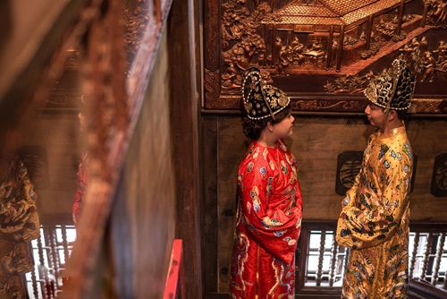 Cặp đôi mặc trang phục hoàng tộc trong lễ cưới - 15