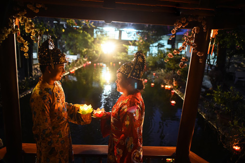 Cặp đôi mặc trang phục hoàng tộc trong lễ cưới - 4